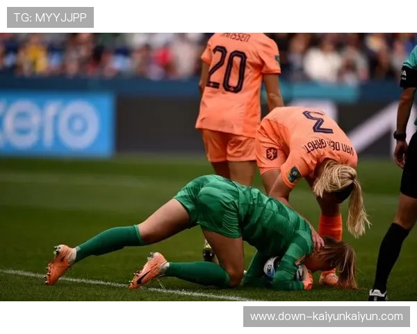 美因茨门将巴茨神扑，力保球门不失