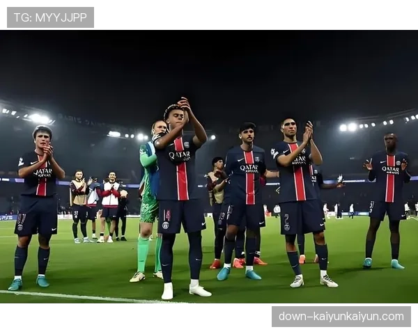 特写：阿什拉夫高速下底传中，姆巴佩抢点击中横梁